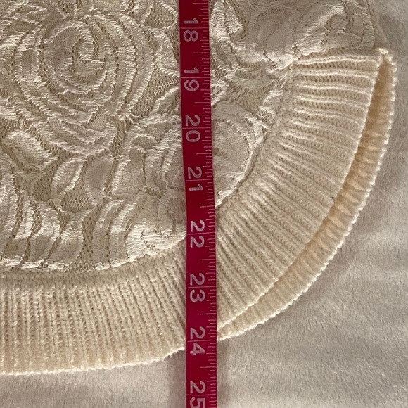 $10 - Ladies beautiful rose front sweater - Picture 6 of 7